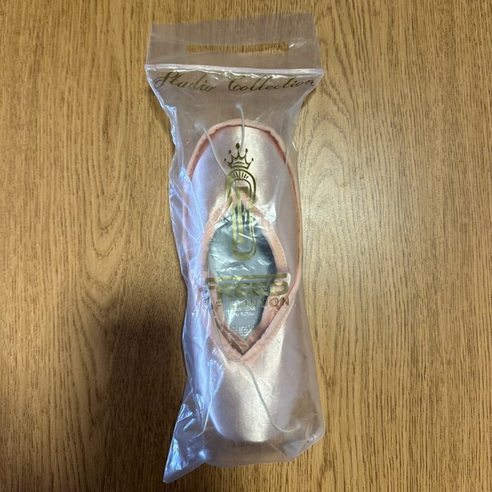 Freed Studio Professionals Size 6 1/2 EE